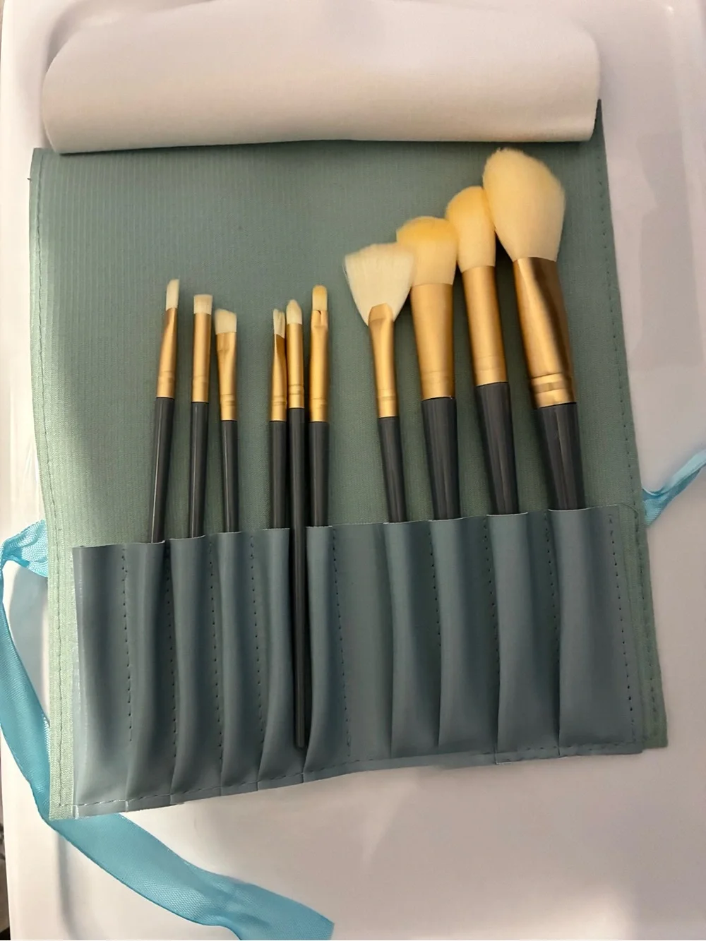 NEW 10-Piece Makeup Brush Set with Roll-Up Travel Case